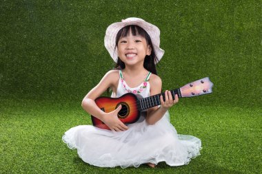 Asyalı küçük Çinli kız ile gitar çalmak