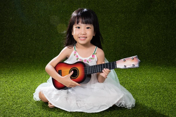 Asiática niña china jugando con la guitarra —  Fotos de Stock