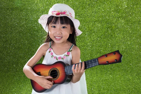 Asiática niña china jugando con la guitarra —  Fotos de Stock