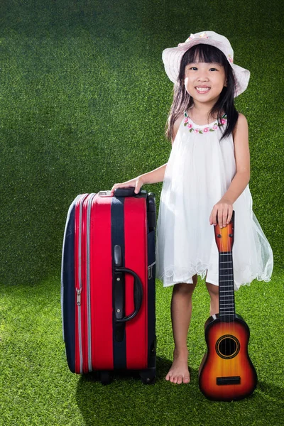 Ásia pouco chinês menina jogar com guitarra — Fotografia de Stock