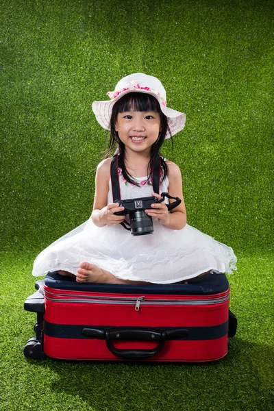 Asiática poco china chica jugando con cámara —  Fotos de Stock