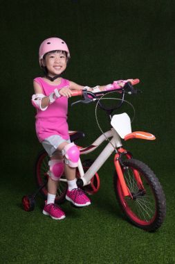 Asyalı Çinli küçük kız binicilik bisiklet