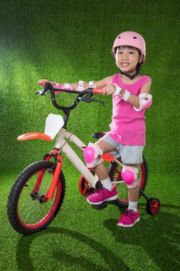 Asyalı Çinli küçük kız binicilik bisiklet