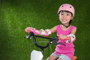 Asyalı Çinli küçük kız binicilik bisiklet