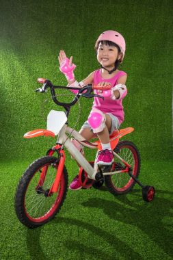 Asyalı Çinli küçük kız binicilik bisiklet