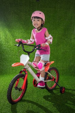 Asyalı Çinli küçük kız binicilik bisiklet