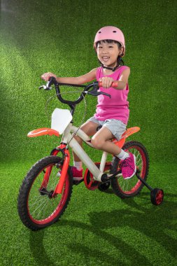 Asyalı Çinli küçük kız binicilik bisiklet