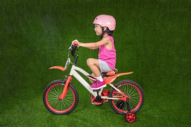 Asyalı Çinli küçük kız binicilik bisiklet
