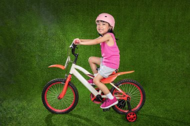Asyalı Çinli küçük kız binicilik bisiklet