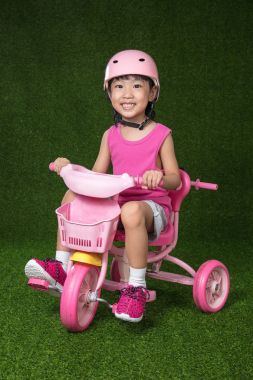Asyalı Çinli küçük kız binicilik bisiklet