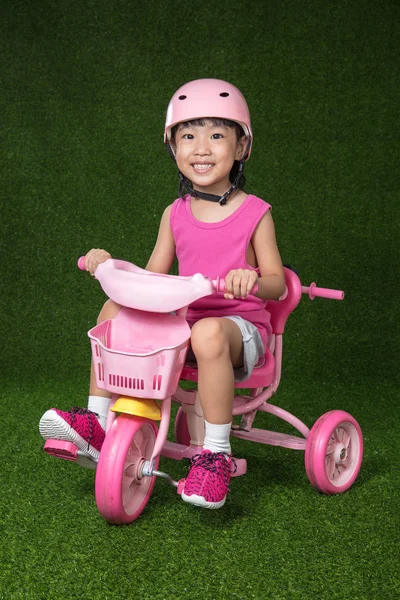 Asiatiska kinesiska lilla flicka ridning cykel — Stockfoto