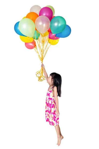 Asiatische kleine chinesische Mädchen fliegen mit bunten Luftballons — Stockfoto