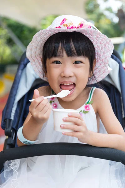 Asiatiska kinesiska lilla flicka äter glass — Stockfoto