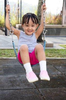 Asyalı küçük Çinli kız Swing oynamaya