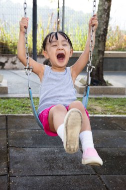 Asyalı küçük Çinli kız Swing oynamaya