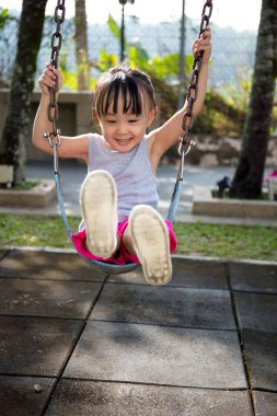 Asyalı küçük Çinli kız Swing oynamaya