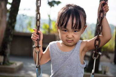 Asyalı küçük Çinli kız Swing oynamaya