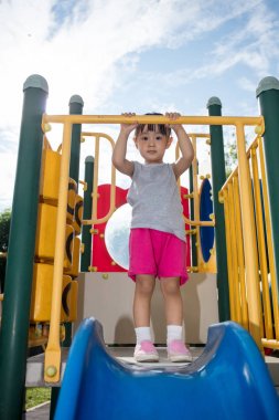 Asyalı Çinli küçük kız egzersizleri yapıyor 