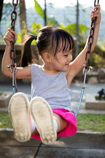 Asyalı küçük Çinli kız Swing oynamaya