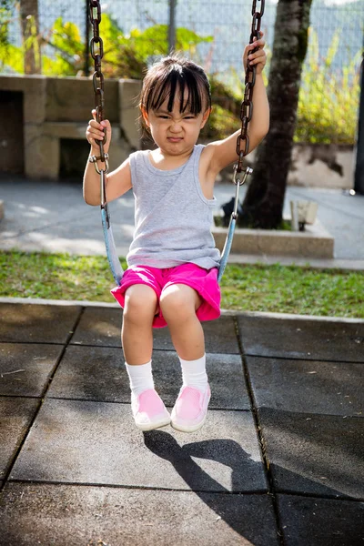 Asiatico piccolo cinese ragazza giocare swing — Foto Stock