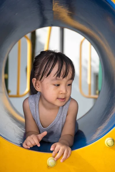 Asya Çinli küçük kız tünelinde oynarken — Stok fotoğraf