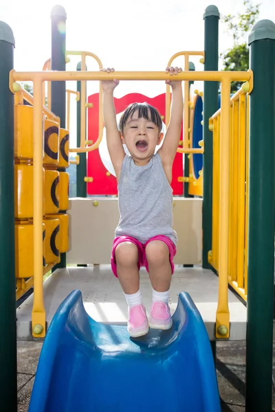 Asyalı Çinli küçük kız egzersizleri yapıyor — Stok fotoğraf