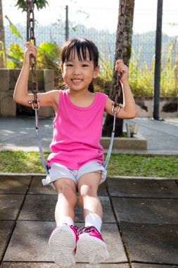 Asyalı küçük Çinli kız Swing oynamaya