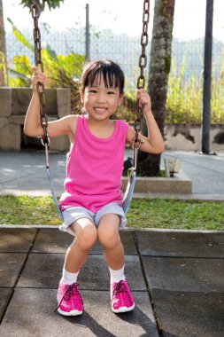 Asyalı küçük Çinli kız Swing oynamaya