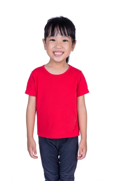 Ázsiai kínai kislány pólót visel, és mosolyogva — Stock Fotó