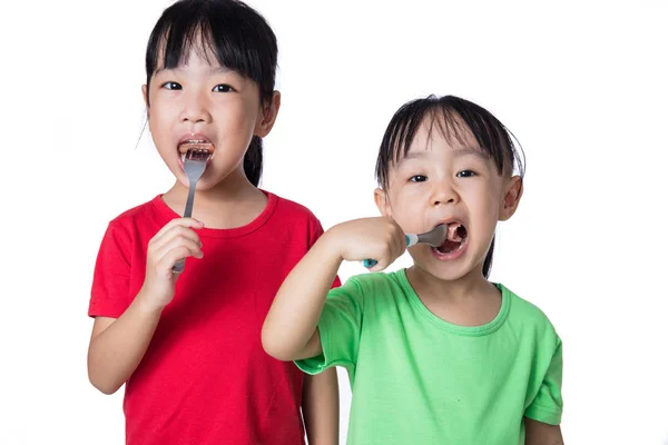 Asiático chino niñas comer salchicha — Foto de Stock