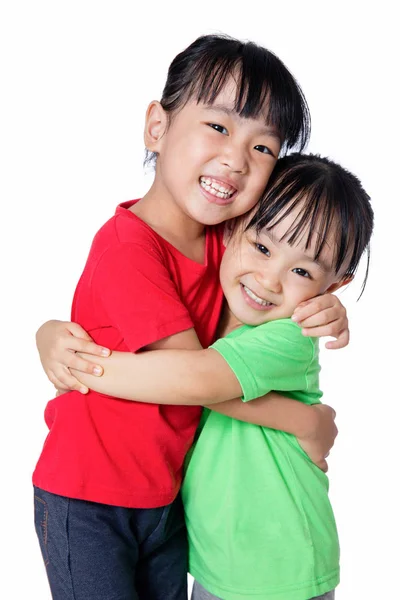 Asian Chinese little girls hugging each other — Stock Photo, Image