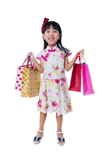 Asyalı Çinli küçük kız cheongsam holding alışveriş çantası giyiyor — Stok fotoğraf