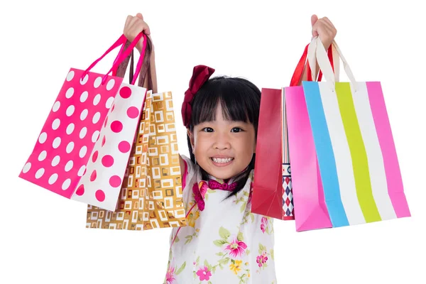 Asiática china niña usando cheongsam celebración bolsa de compras — Foto de Stock