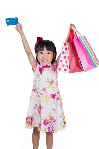 Asiática china niña sosteniendo bolsas de compras con tarjeta de crédito — Foto de Stock