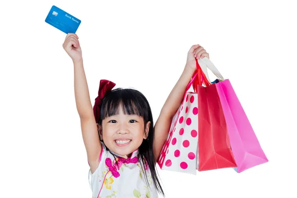 Asiática china niña sosteniendo bolsas de compras con tarjeta de crédito — Foto de Stock