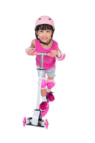 Asiático menina chinesa brincando com scooter — Fotografia de Stock