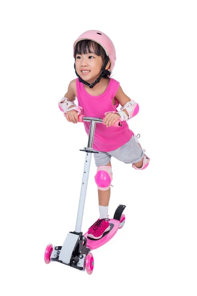 Asiático menina chinesa brincando com scooter — Fotografia de Stock