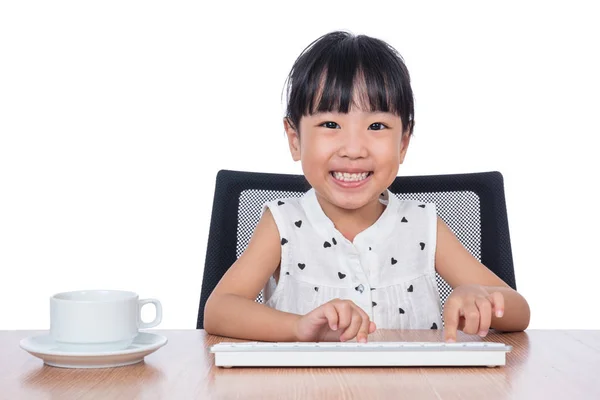 亚洲中国小女孩在玩键盘 — 图库照片
