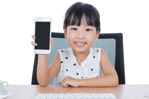 Asiática china niña jugando con smartphone — Foto de Stock