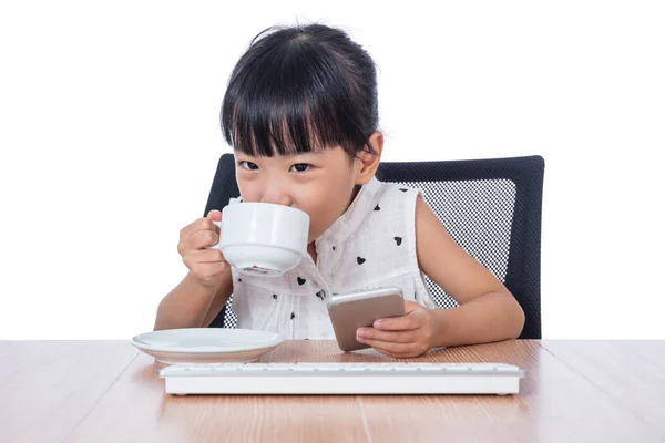 Azjatycki chiński dziewczynka picia kawy — Zdjęcie stockowe