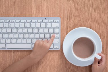 Klavyede yazarak çocuğun elleri 