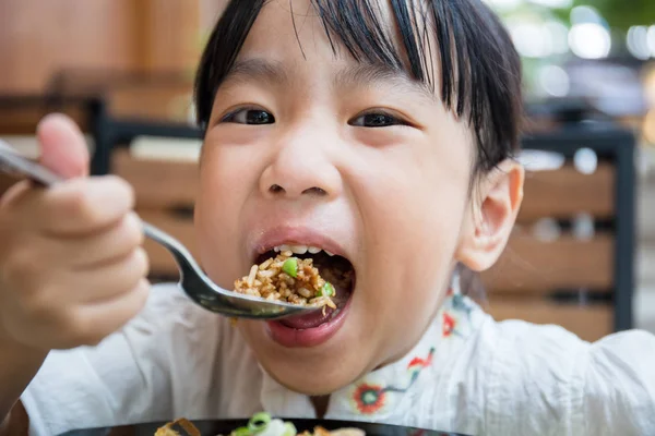 Asiática china niña comiendo arroz frito — Foto de Stock