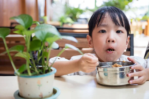 Azjatycki chiński dziewczynka jedzenie smażony ryż — Zdjęcie stockowe