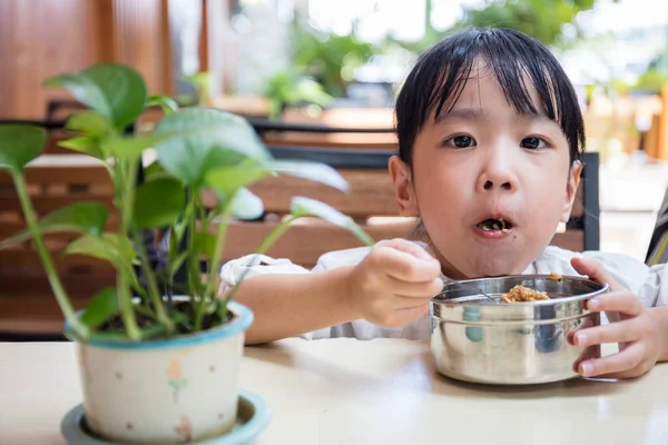 Asiatiska kinesiska lilla flicka äter stekt ris — Stockfoto