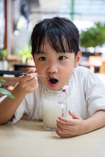 Asiático chinês menina bebendo bebida — Fotografia de Stock