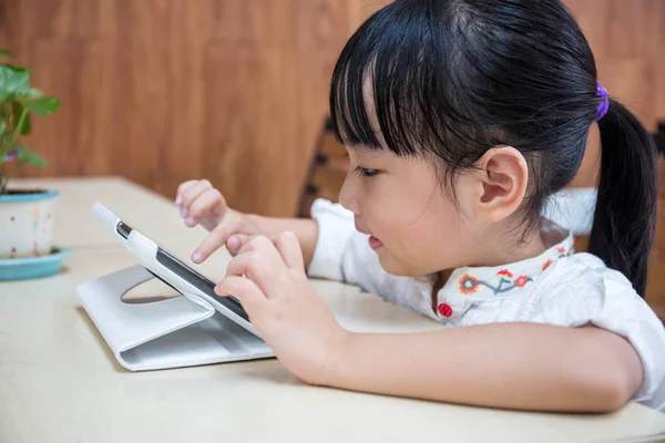 Asiático chino niña jugando tableta ordenador — Foto de Stock