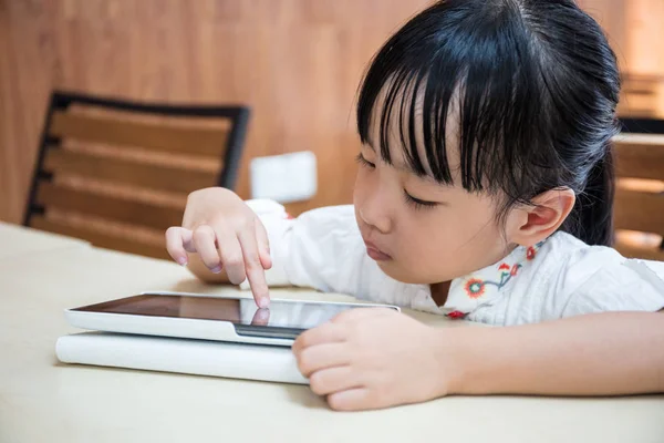 Asiatische chinesische Mädchen spielen Tablet-Computer — Stockfoto