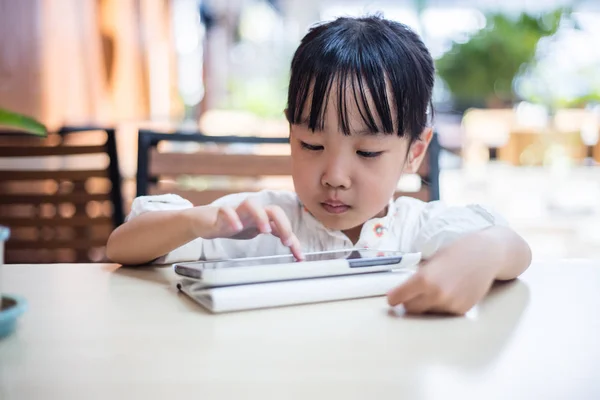 Asiático chino niña jugando tableta ordenador — Foto de Stock