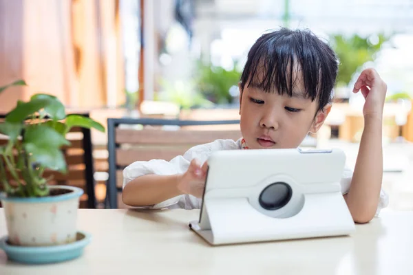 Asiático chino niña jugando tableta ordenador — Foto de Stock