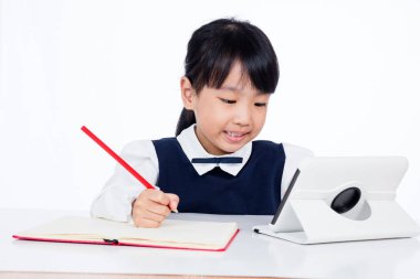 Asyalı Çinli küçük kız üniformalı tablet yüklü ile eğitim